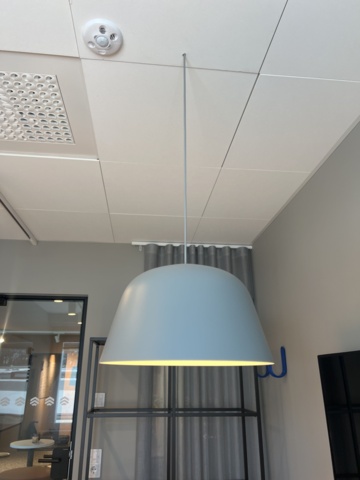 1469554-16 Kontorsinredning - Stolar, bord, lampa, whiteboard, m.m.