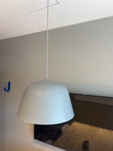 1469554-18 Kontorsinredning - Stolar, bord, lampa, whiteboard, m.m.