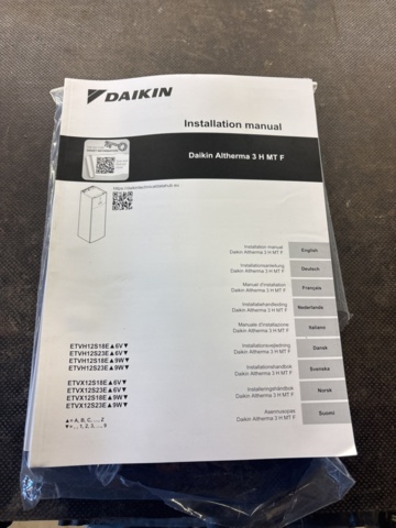 1443799-12 Daikin ETVH12S18EJ9W luft-till-vatten-värmepump