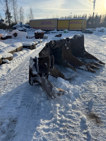 1472757-49 Grävmaskin Liugong 922 E -2013 + 1st tjälkrok 3st skopor