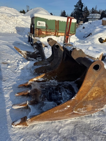 1472757-60 Grävmaskin Liugong 922 E -2013 + 1st tjälkrok 3st skopor