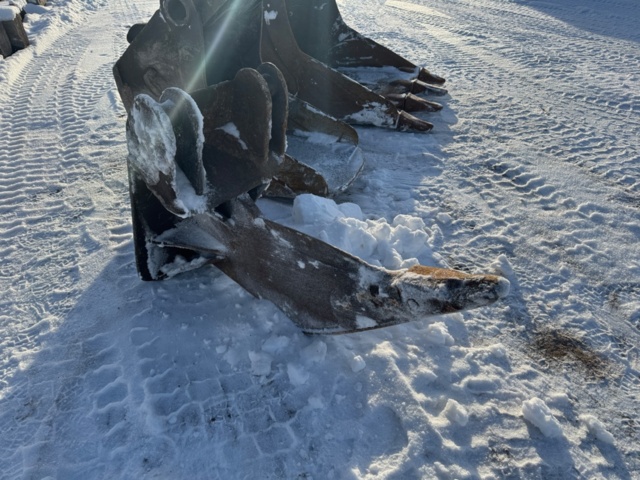 1472757-51 Grävmaskin Liugong 922 E -2013 + 1st tjälkrok 3st skopor