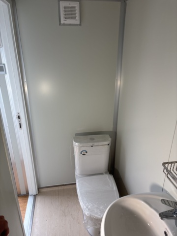 1486151-16 Boendecontainer – 40’ HC med 2 studiolägenheter (oanvänd)