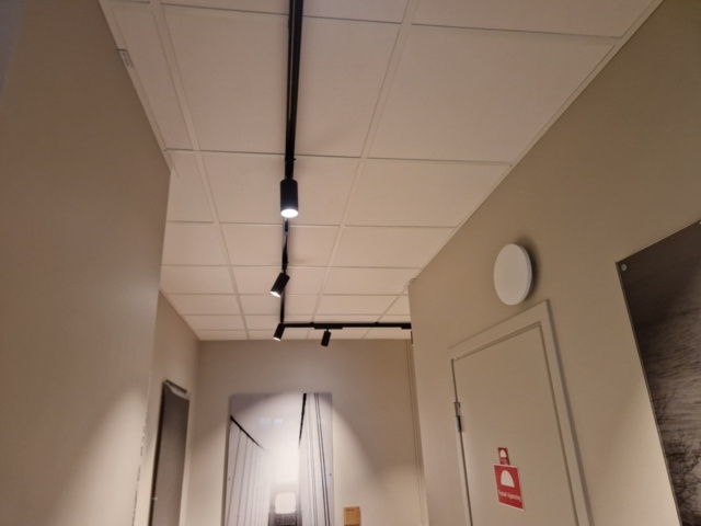 1486142-1 Nya/oanvända spotlights med skenor - 40 st lampor + 20 skenor