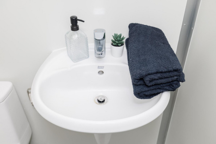 1486151-63 Boendecontainer – 40’ HC med 2 studiolägenheter (oanvänd)