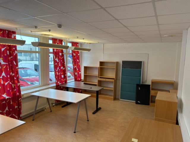 1457463-1 Lot of office furniture - electric desks, bureaus and partitions