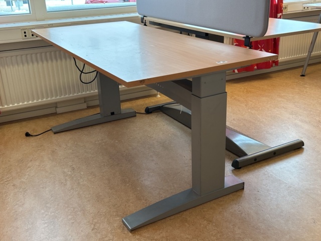 1457463-6 Lot of office furniture - electric desks, bureaus and partitions