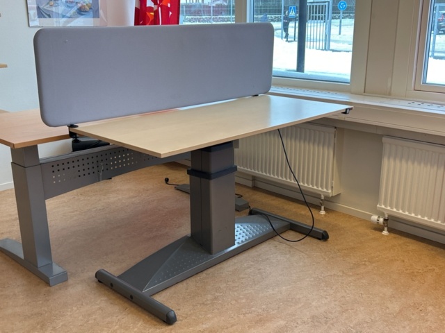 1457463-7 Lot of office furniture - electric desks, bureaus and partitions