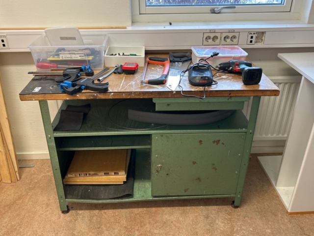 1457466-1 Workbench with various tools