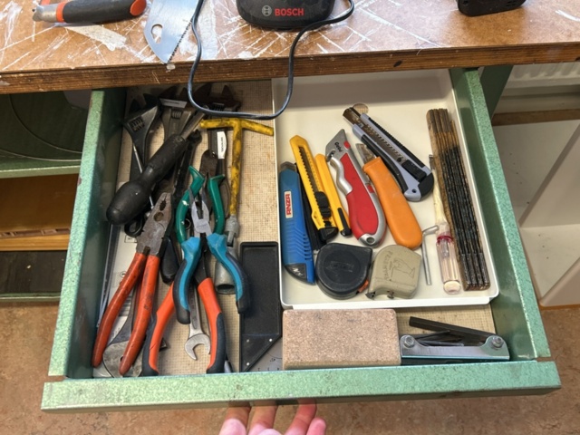 1457466-6 Workbench with various tools