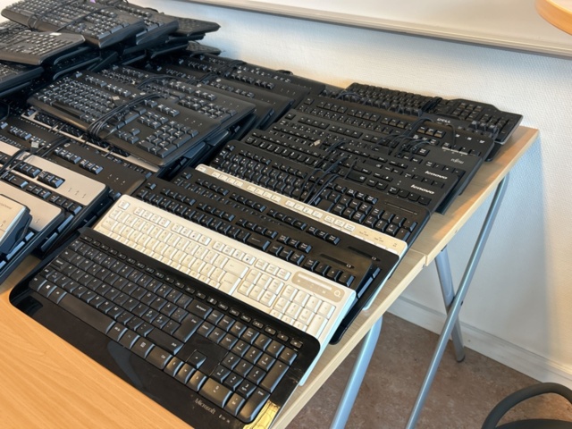 1457474-3 Keyboards approx. 60 pcs - HP, Acer, Lenovo etc.