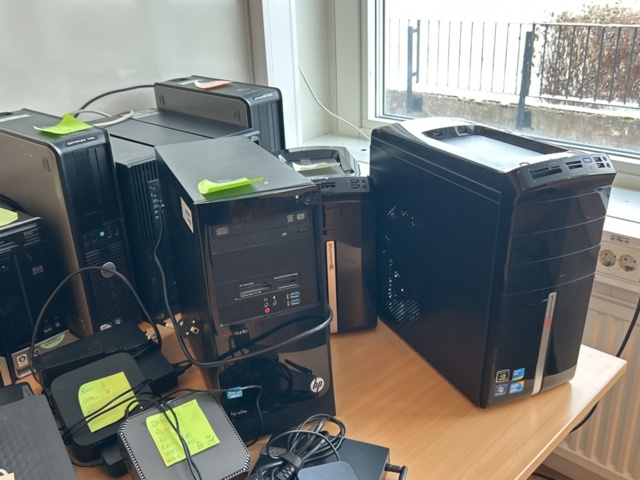 1457475-3 Desktop computers, approximately 15 pcs., and network equipment