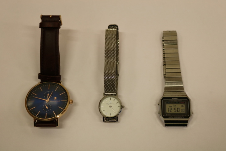 1416748-61 Wristwatch, power bank, sunglasses, etc.