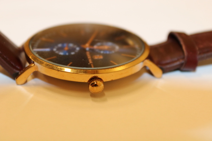 1416748-68 Wristwatch, power bank, sunglasses, etc.