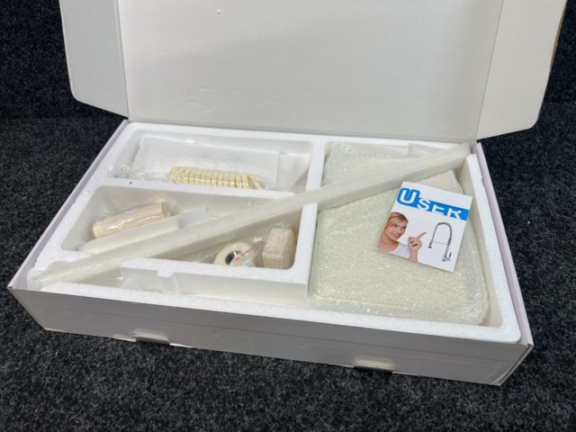 1485978-3 Takdusch med intelligent digital display, vit/beige