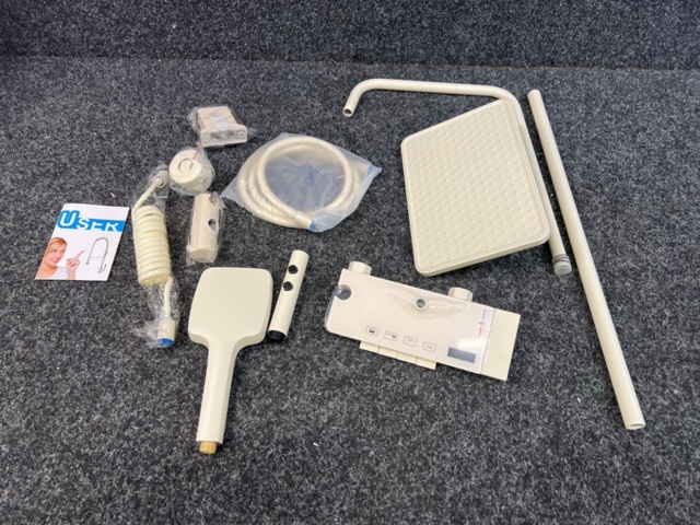 1485978-5 Takdusch med intelligent digital display, vit/beige