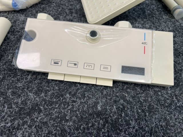 1485978-7 Takdusch med intelligent digital display, vit/beige