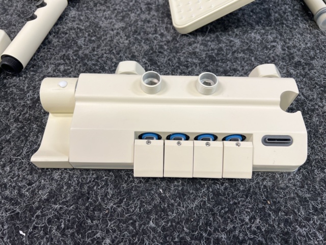 1485978-10 Takdusch med intelligent digital display, vit/beige