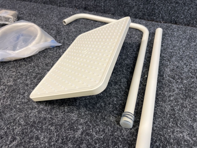 1485978-12 Takdusch med intelligent digital display, vit/beige