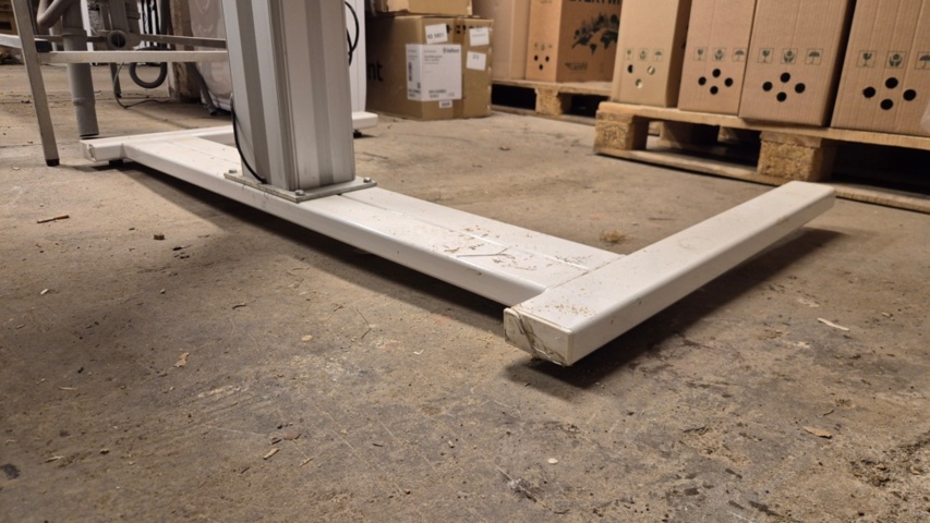 1486037-2 Height-adjustable changing table