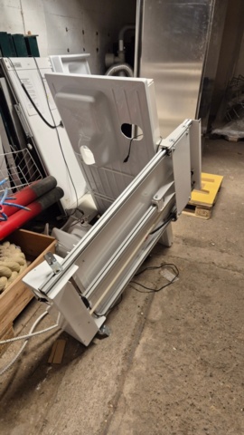 1486039-4 Height-adjustable changing table