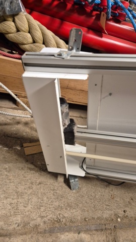 1486039-6 Height-adjustable changing table