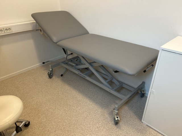 1368658-1 Patient bed, blood pressure monitor, etc.