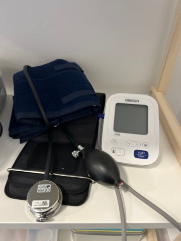 1368658-7 Patient bed, blood pressure monitor, etc.
