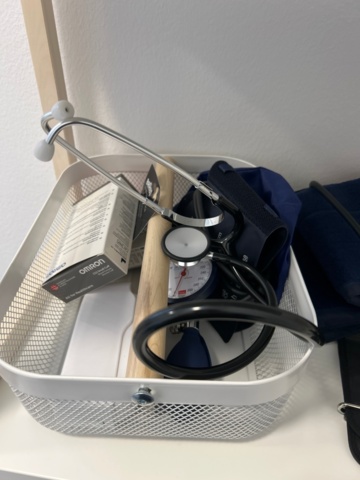 1368658-9 Patient bed, blood pressure monitor, etc.