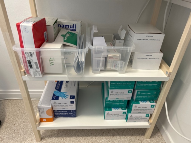 1368658-11 Patient bed, blood pressure monitor, etc.