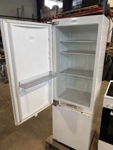 1404504-3 Fridge/freezer and stove – Bosch