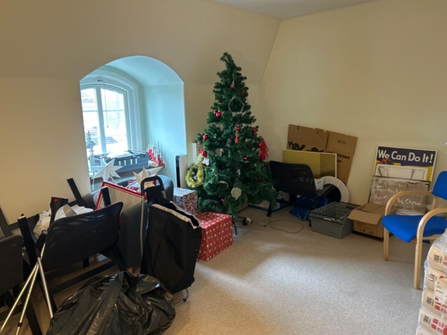 1368667-1 Christmas decorations, chairs, paintings, furniture, etc.