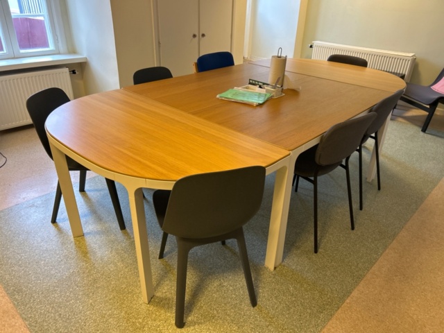 1368668-1 Dining table and loose contents in kitchen