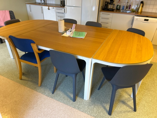 1368668-2 Dining table and loose contents in kitchen