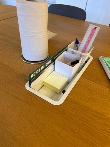 1368668-4 Dining table and loose contents in kitchen