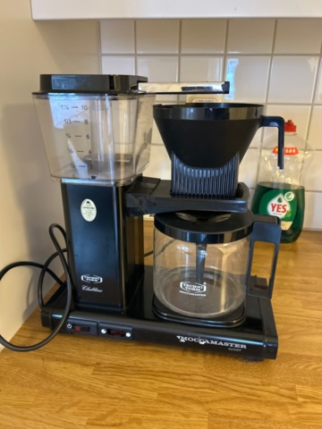 1368668-7 Dining table and loose contents in kitchen