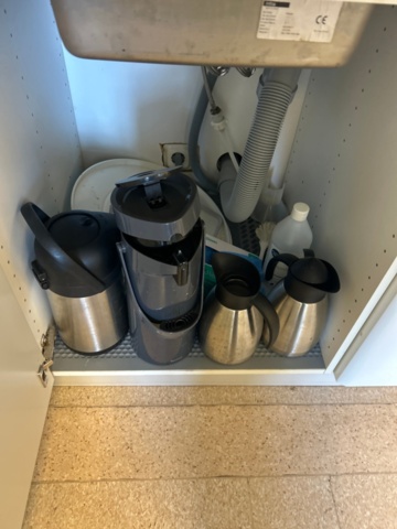 1368668-12 Dining table and loose contents in kitchen