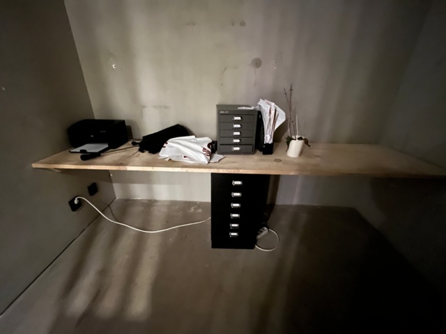 1424106-2 Collection of office furniture, printers and fire extinguishers