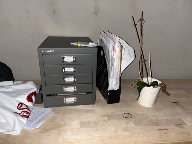 1424106-5 Collection of office furniture, printers and fire extinguishers