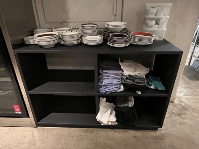 1424112-2 Samling med diverse porslin, bestick, vattenglas samt två sidobord