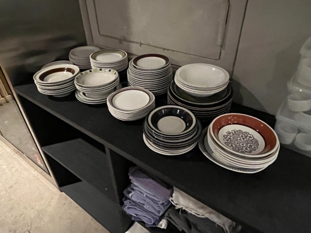 1424112-3 Samling med diverse porslin, bestick, vattenglas samt två sidobord