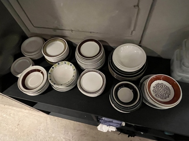 1424112-4 Samling med diverse porslin, bestick, vattenglas samt två sidobord