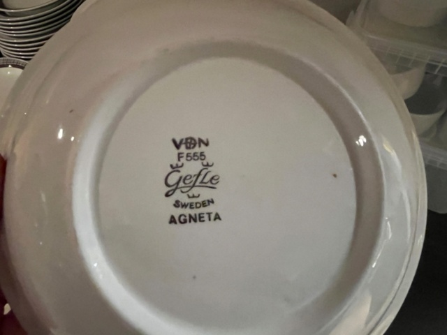 1424112-5 Samling med diverse porslin, bestick, vattenglas samt två sidobord