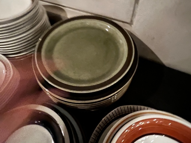 1424112-6 Samling med diverse porslin, bestick, vattenglas samt två sidobord