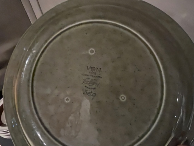 1424112-7 Samling med diverse porslin, bestick, vattenglas samt två sidobord