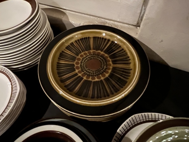 1424112-8 Samling med diverse porslin, bestick, vattenglas samt två sidobord