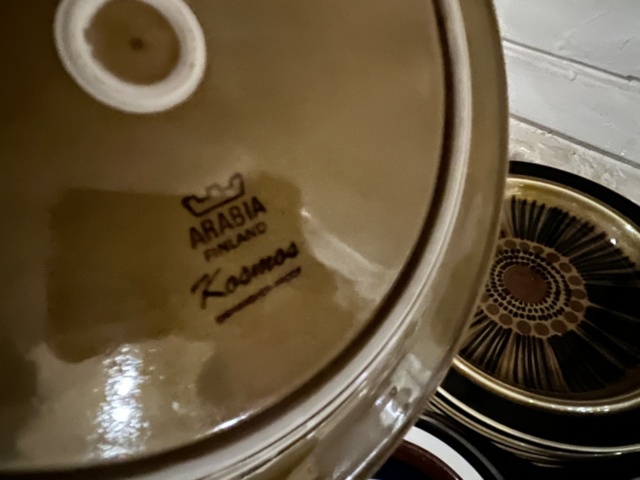 1424112-9 Samling med diverse porslin, bestick, vattenglas samt två sidobord