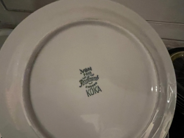 1424112-11 Samling med diverse porslin, bestick, vattenglas samt två sidobord