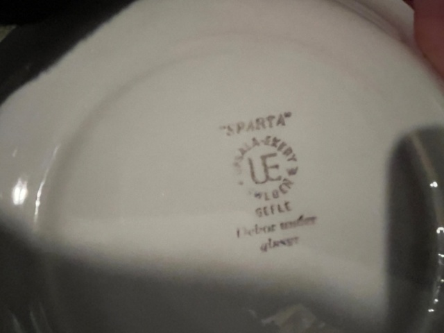 1424112-12 Samling med diverse porslin, bestick, vattenglas samt två sidobord