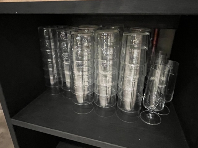 1424112-13 Samling med diverse porslin, bestick, vattenglas samt två sidobord